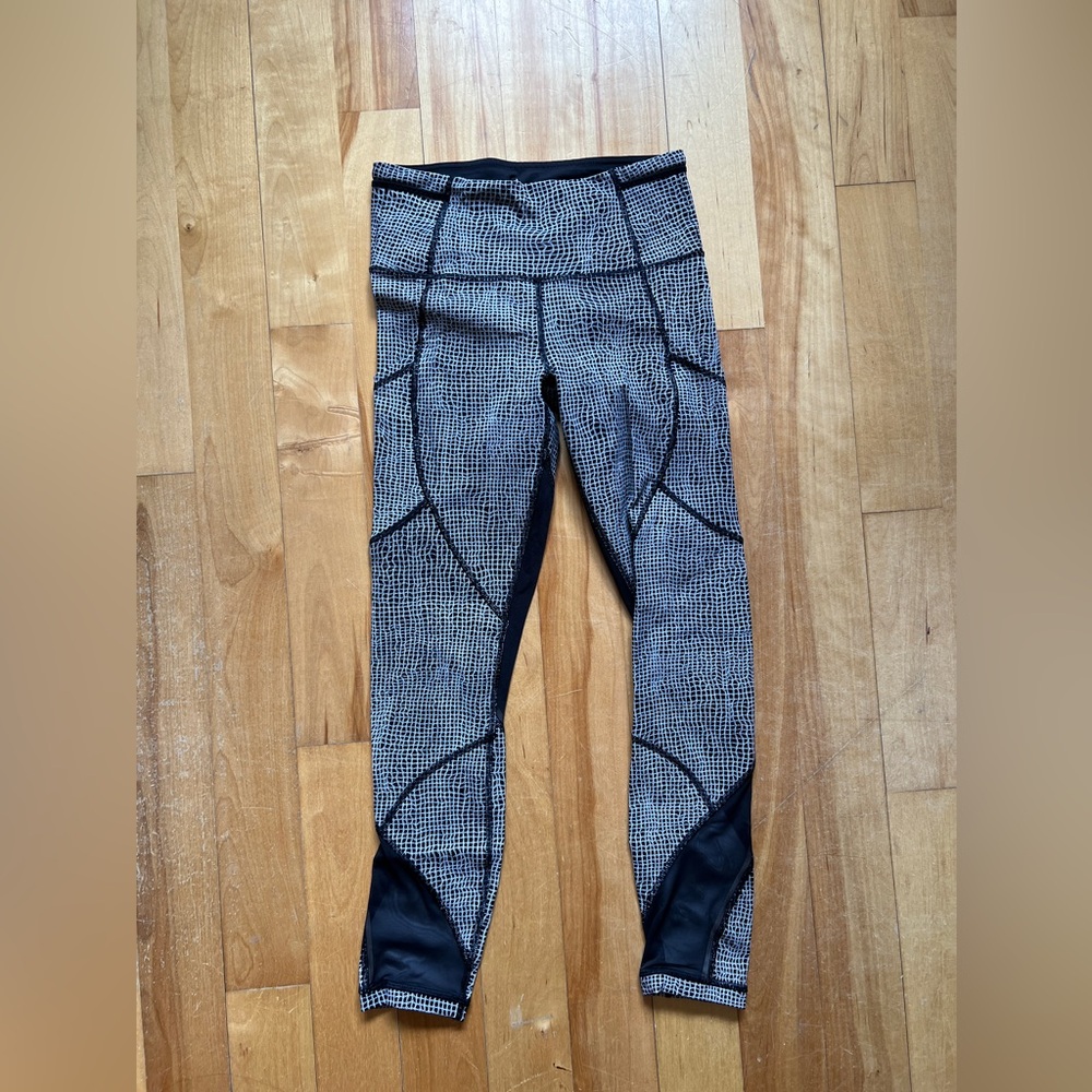 Lululemon mesh leggings with side pockets